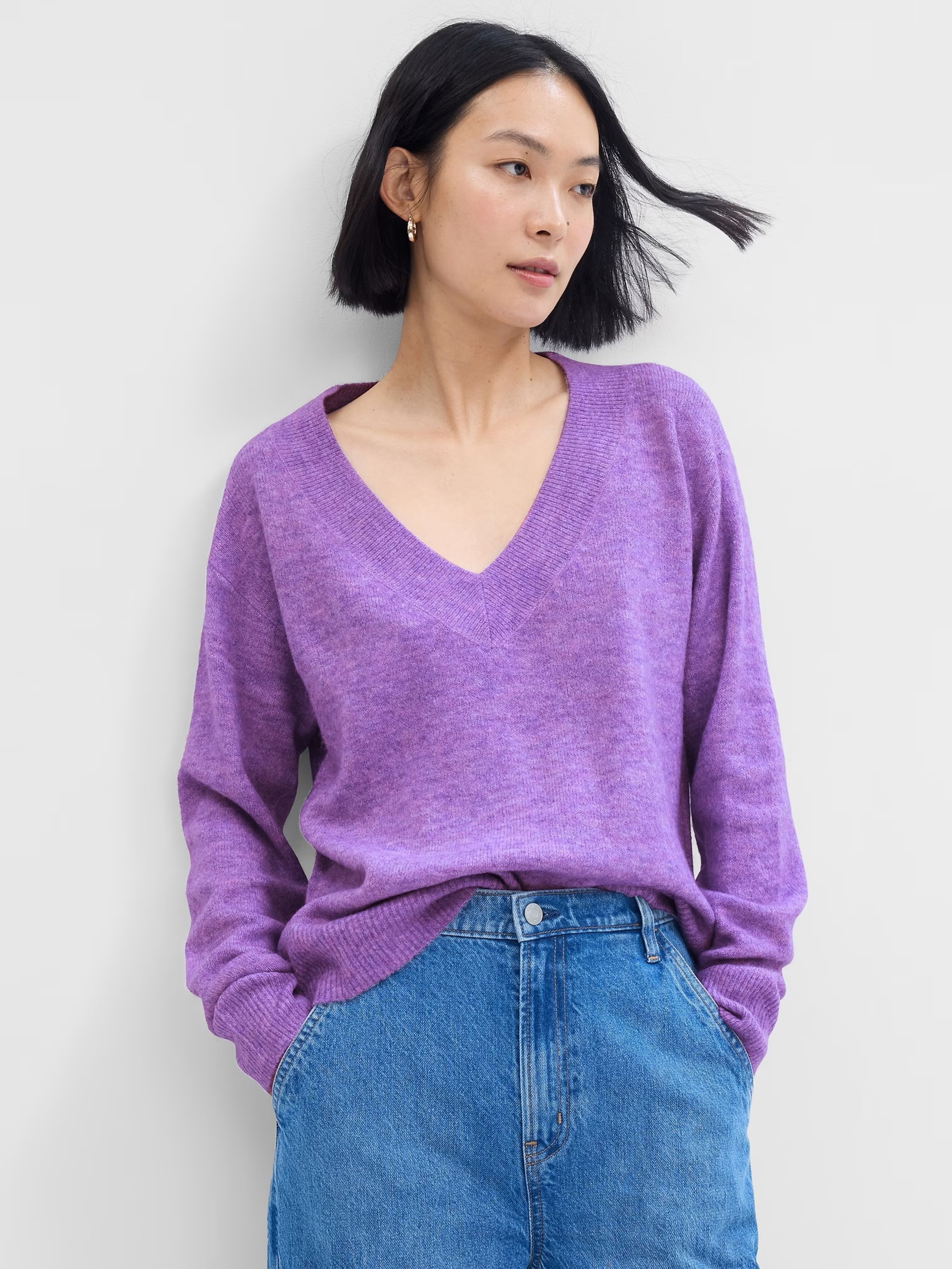 Pletený svetr s výstřihem V
