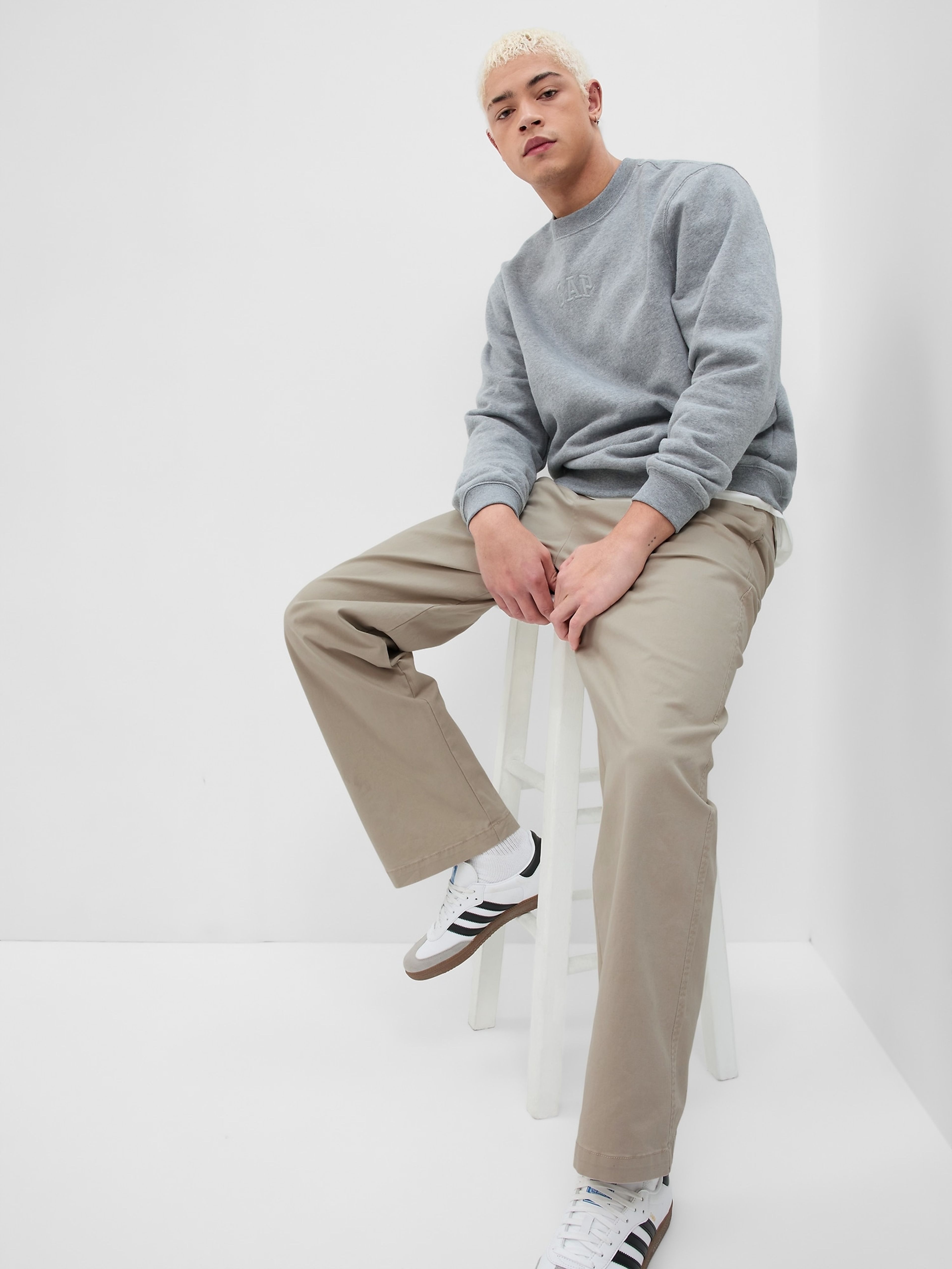 Moderne lockere Hose im Stil der 90er in Khaki